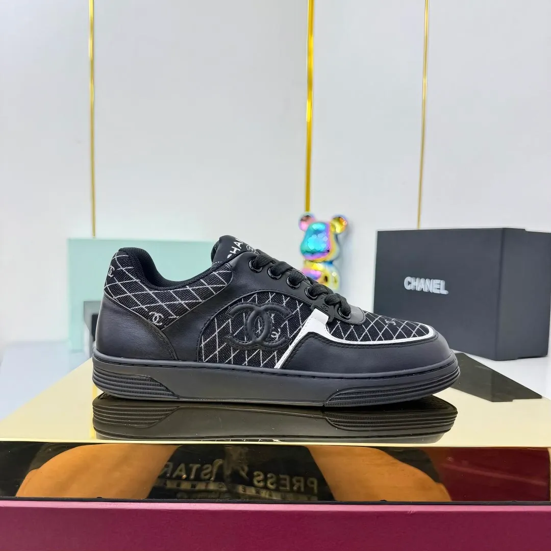👟👟Ex-factory price 620👟👟High quality! ! ! CHANEL Chanel 25A latest thick-soled casual sports shoes. The counter is synchronized. The counter is very popular. It is a shoe that is very difficult to buy. The most popular thick-soled casual shoes on the Internet. As you can imagine, the most popular thick-soled casual shoes can not be missed. It has both good looks and comfort. Simple and versatile. The thick sole increases the height and is super versatile. Whoever wears it will look better. Upper: cowhide stitching. Lining: breathable mesh. Outsole: TPU original outsole. Size: 35-41 👉